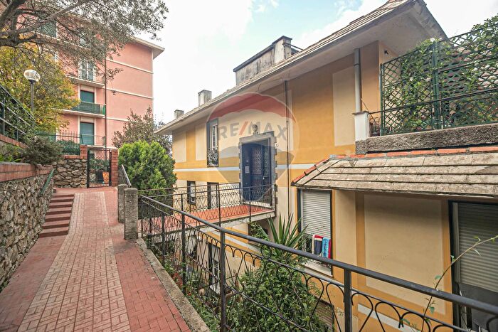 Appartamento con 6 locali in vendita in Via Giulio Tanini, Genova