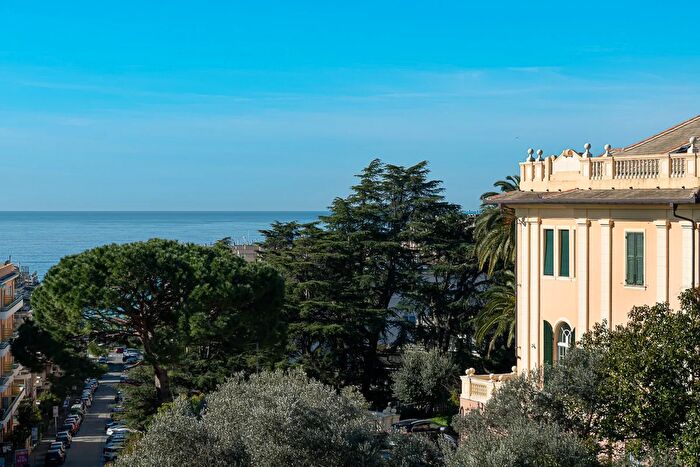 Appartamento con 10 locali in vendita in Via Vassallo, Genova