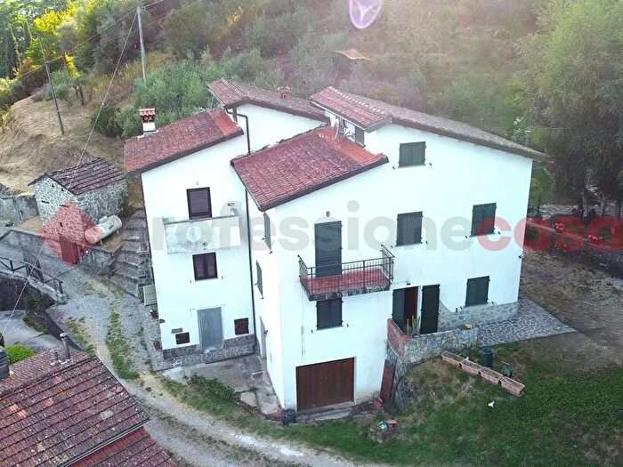 Casa trilocale in vendita in Località Le Croci Granaiola Snc, Bagni Di Lucca