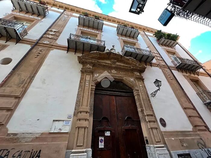 Appartamento quadrilocale in affitto in Via Alloro, Palermo