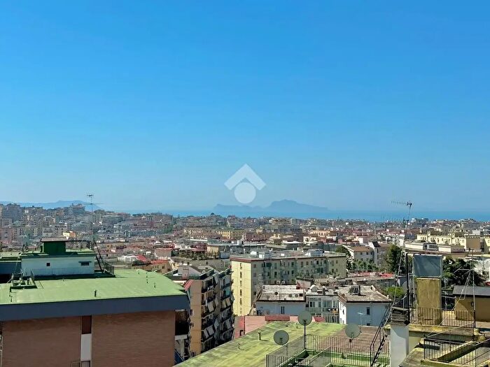 Appartamento con 5 locali in vendita in Via Domenico Fontana, Napoli