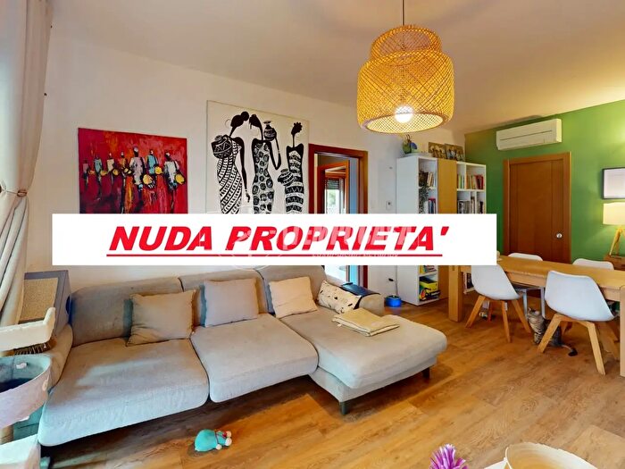 Appartamento trilocale in vendita in Via San Girolamo Emiliani, Magenta