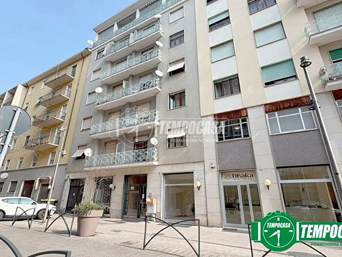 Appartamento trilocale in vendita in Via Giovanni Dossena, Alessandria