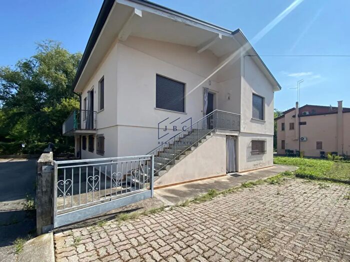 Casa quadrilocale in vendita in Via Tre Piere, Oderzo