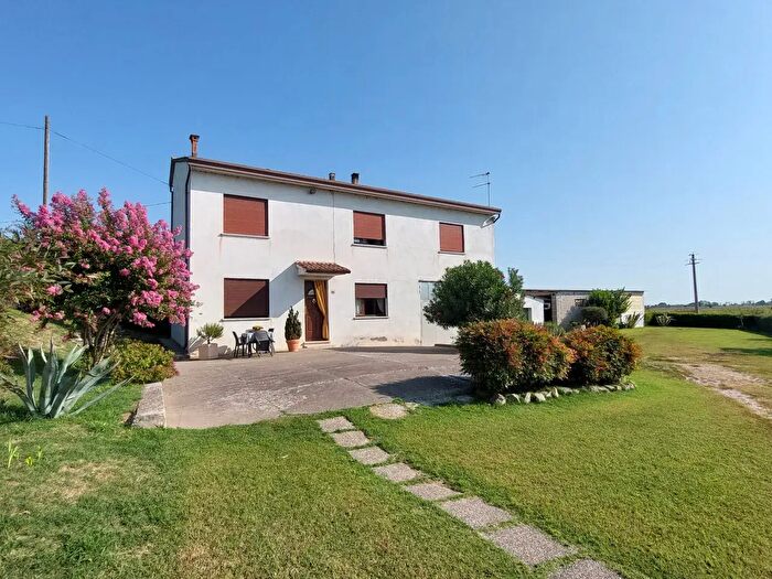 Casa con 6 locali in vendita in Badia Polesine
