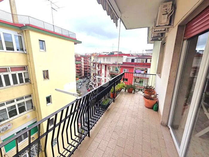 Appartamento trilocale in vendita in Via Simone Martini, Napoli