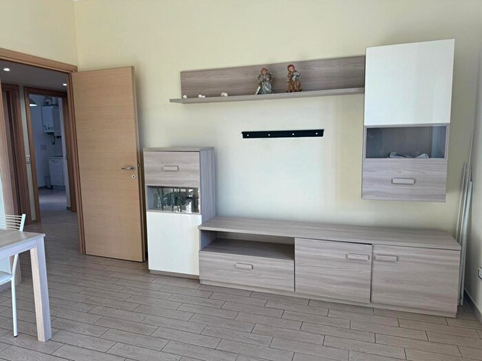 Appartamento trilocale in vendita in Via Santena, Roma