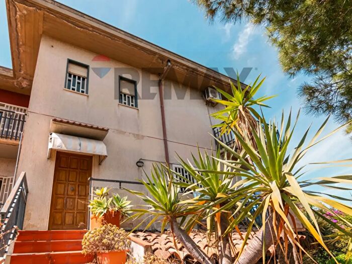 Casa con 8 locali in vendita in Via Ercole Patti, Catania
