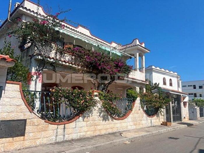 Appartamento con 6 locali in vendita in Viale dei Melograni, Rodi Garganico