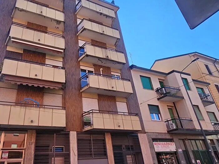 Appartamento trilocale in vendita in Via Graziano Imperatore, Milano