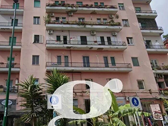 Appartamento con 5 locali in affitto in Piazza Medaglie dOro, Napoli