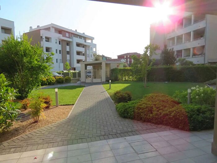 Appartamento con 6 locali in vendita in Modena