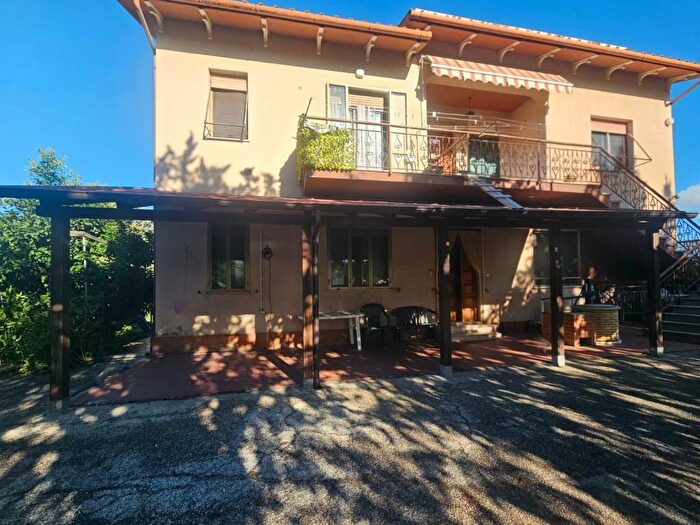 Appartamento con 6 locali in vendita in Via Erideo Marinucci, Squartabue, Recanati