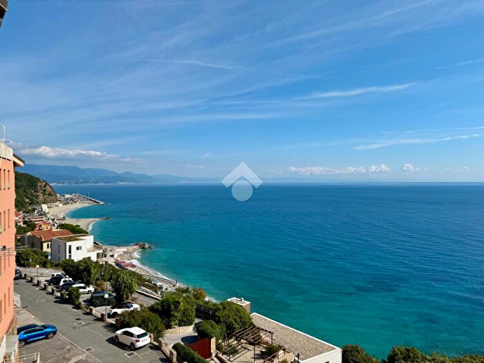 Appartamento trilocale in vendita in Via Mede, Bergeggi