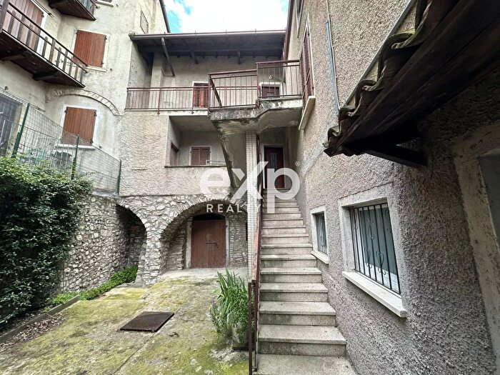 Casa con 15 locali in vendita in Gargnano