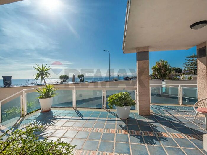 Casa con 14 locali in vendita in Aci Castello