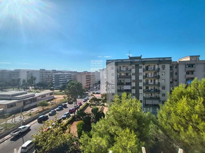 Appartamento trilocale in vendita in Via Cefaly, Crotone