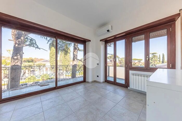 Appartamento trilocale in vendita in Via Crosia, Roma