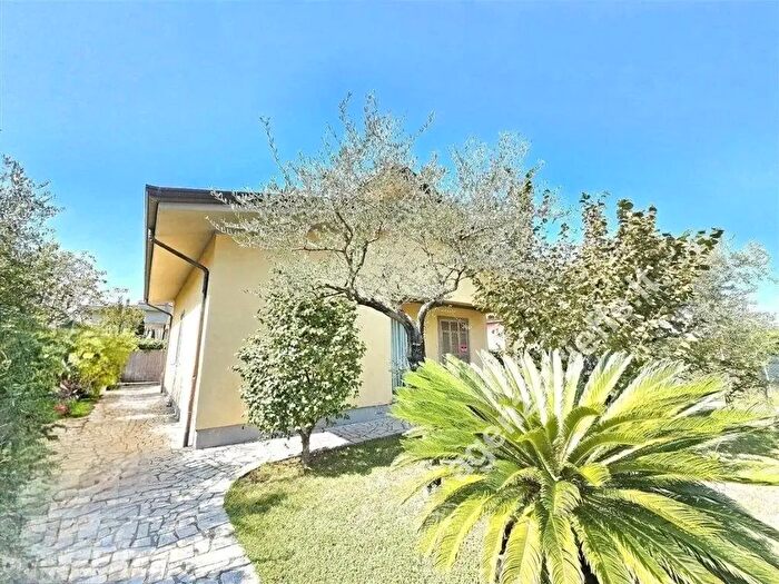Casa quadrilocale in vendita in Massa