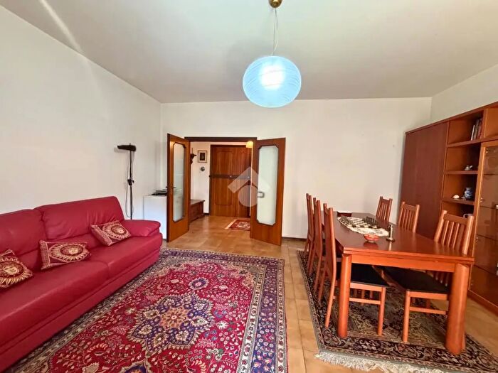 Appartamento trilocale in vendita in Via Francesco Petrarca, Pesaro