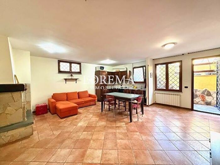 Appartamento trilocale in affitto in Via Italo Montemezzi, Infernetto, Roma