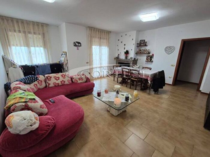 Appartamento con 5 locali in vendita in Piazza Dino Garinei, Citta Di Castello