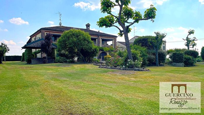 Casa con 10 locali in vendita in Via Provinciale a Bondeno, Bondeno