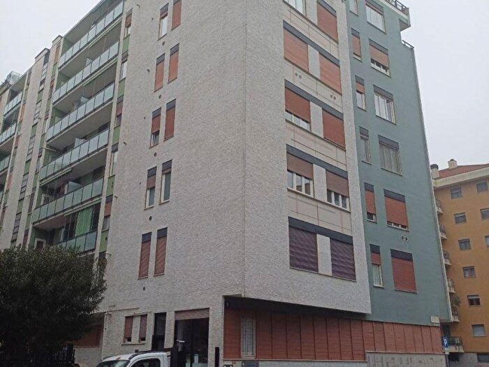 Casa bilocale in affitto in Via Breno, Lodi Brenta, Milano