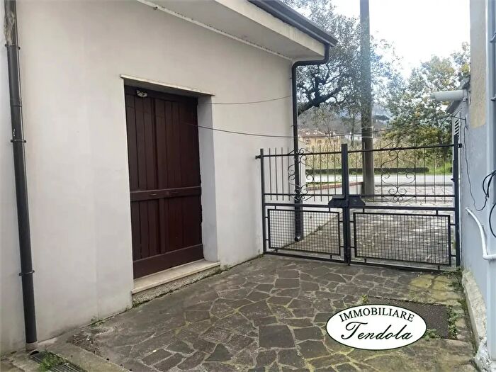 Casa con 6 locali in vendita in Luni