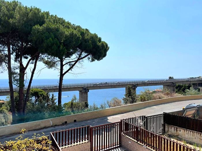 Appartamento quadrilocale in affitto in Località Torrazzo, Copanello, Stalettì