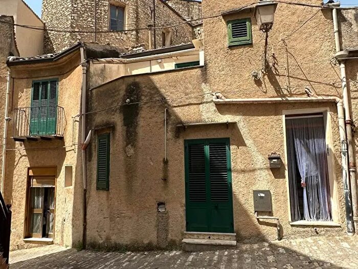 Casa con 7 locali in vendita in Palazzo Adriano