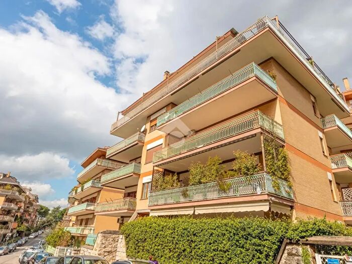 Appartamento con 5 locali in vendita in Via Francesco d Ovidio, Roma