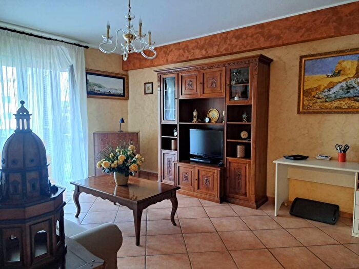 Appartamento trilocale in affitto in Via Montella, Centro, Maddaloni