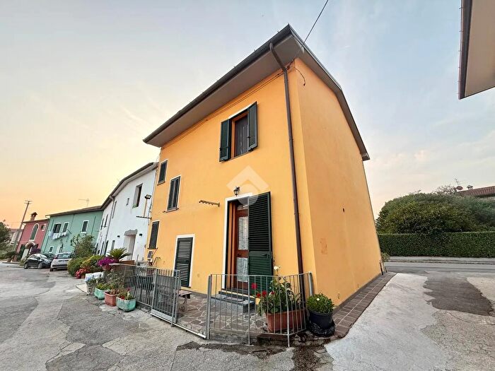 Casa con 6 locali in vendita in Via Provinciale Pratese, Agliana