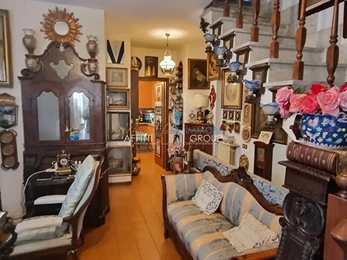 Casa con 6 locali in vendita in Via Poggioletto, Massa