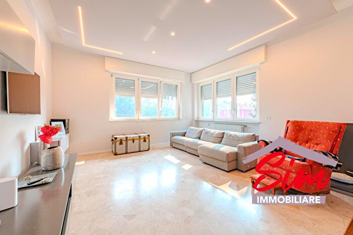 Casa con 6 locali in vendita in Via Novara Snc, Oleggio