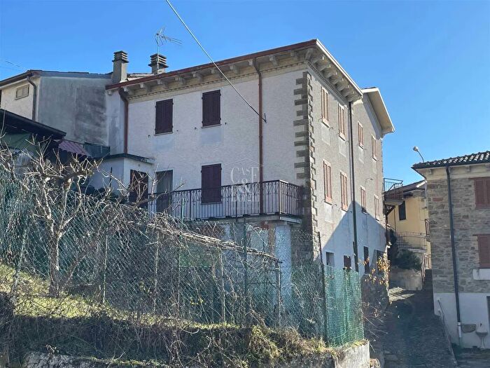 Casa con 8 locali in vendita in Frazione Casa Lazzati, Romagnese