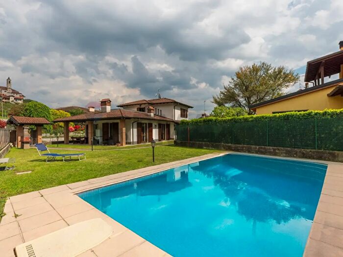 Casa con 6 locali in vendita in Via Piave, Caravate
