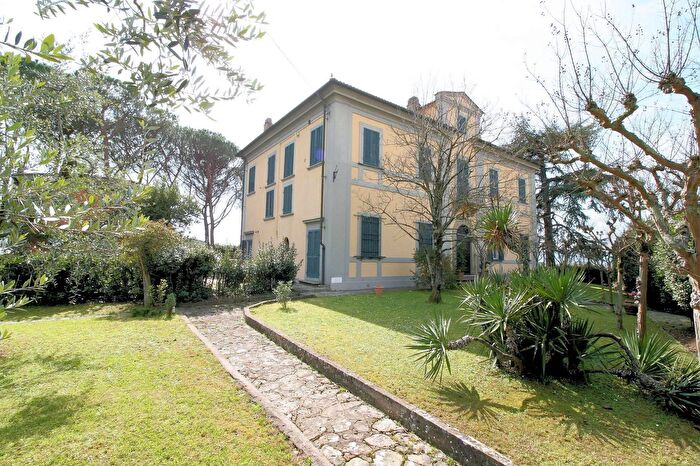 Casa con 15 locali in vendita in Uzzano