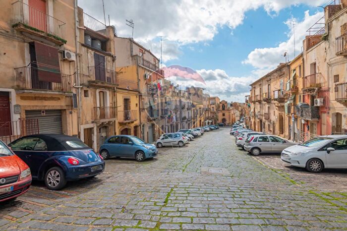 Casa con 6 locali in vendita in Via Falcone, Caltagirone