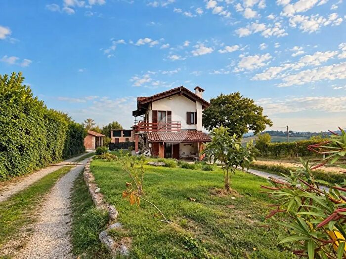 Casa con 6 locali in vendita in Via Corzini, Penango