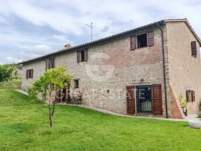 Casa con 6 locali in vendita in Todi