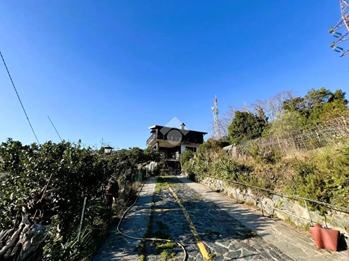 Casa con 8 locali in vendita in Via Salita Bricco, Mignanego