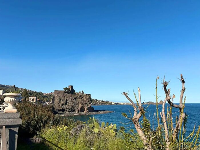 Appartamento trilocale in vendita in Aci Castello