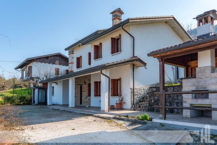 Casa con 6 locali in vendita in Borgo Valbelluna