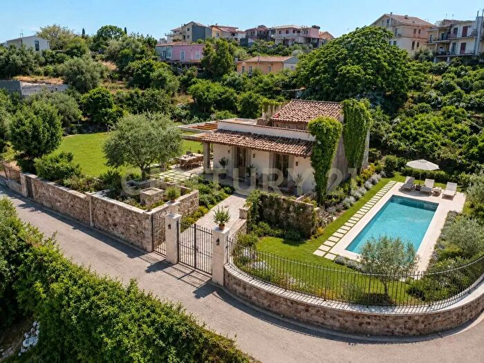 Casa con 6 locali in vendita in Via Castelnuovo Don Bosco, Acireale