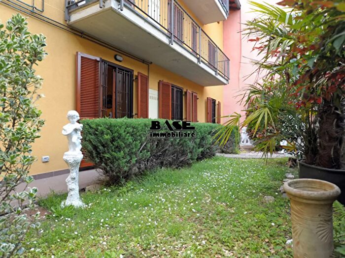 Appartamento trilocale in vendita in Via Vittorio Veneto, Lomazzo