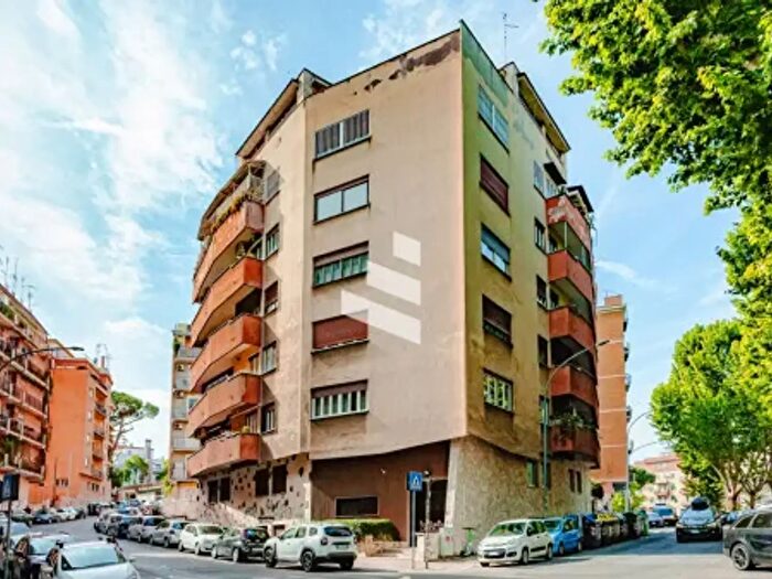 Appartamento con 5 locali in vendita in Via Monte Bianco, Roma