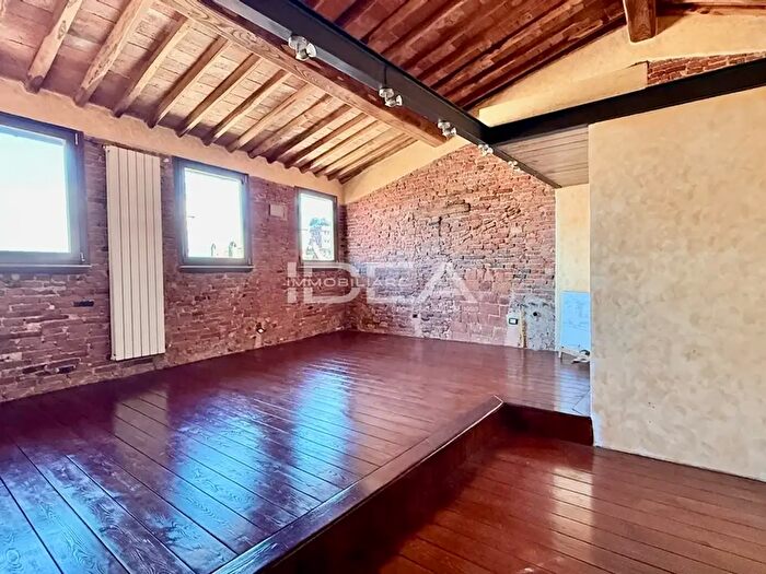 Appartamento trilocale in vendita in Via delle Trombe, Lucca