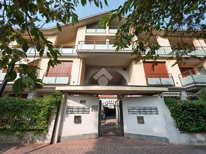 Appartamento trilocale in vendita in Via Camillo Benso Conte di Cavour, Verano Brianza